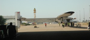 Solar Impulse 2 est pris en charge par les ingénieurs pour être déplacée dans le hangar.